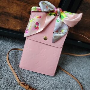 Authentic Louis Vuitton Vernis Walker Gris crossbody